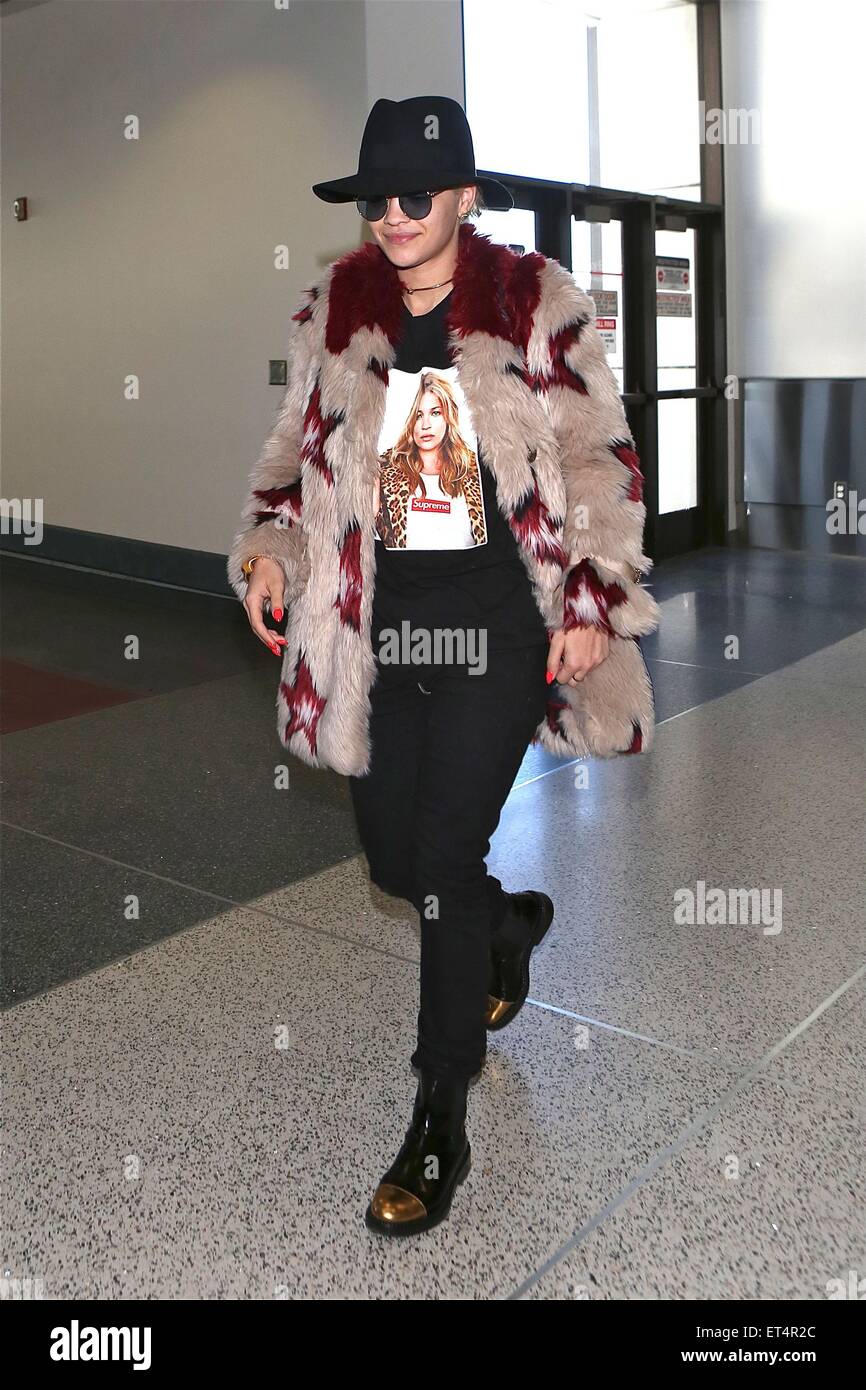 Viaje Sinceramente montón Rita Ora llega de un vuelo hasta el Aeropuerto Internacional de Los Ángeles  (LAX) vistiendo una piel falsa un reparto estelar abrigo, sombrero de ala  ancha de disquete, oro capped botas y