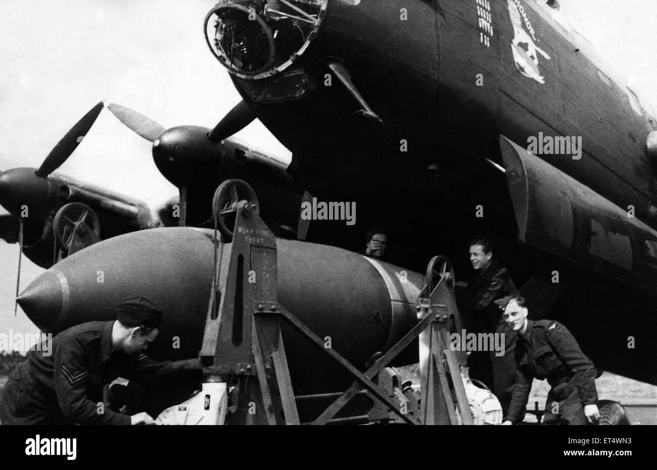 Comando Bombardero carga uno de los nuevos 12,000 libra "terremoto" bombas en un bombardero Lancaster II, las mismas bombas que hundió el acorazado Tirpitz 45.000 toneladas en Noruega. El 14 de octubre de 1944. Foto de stock