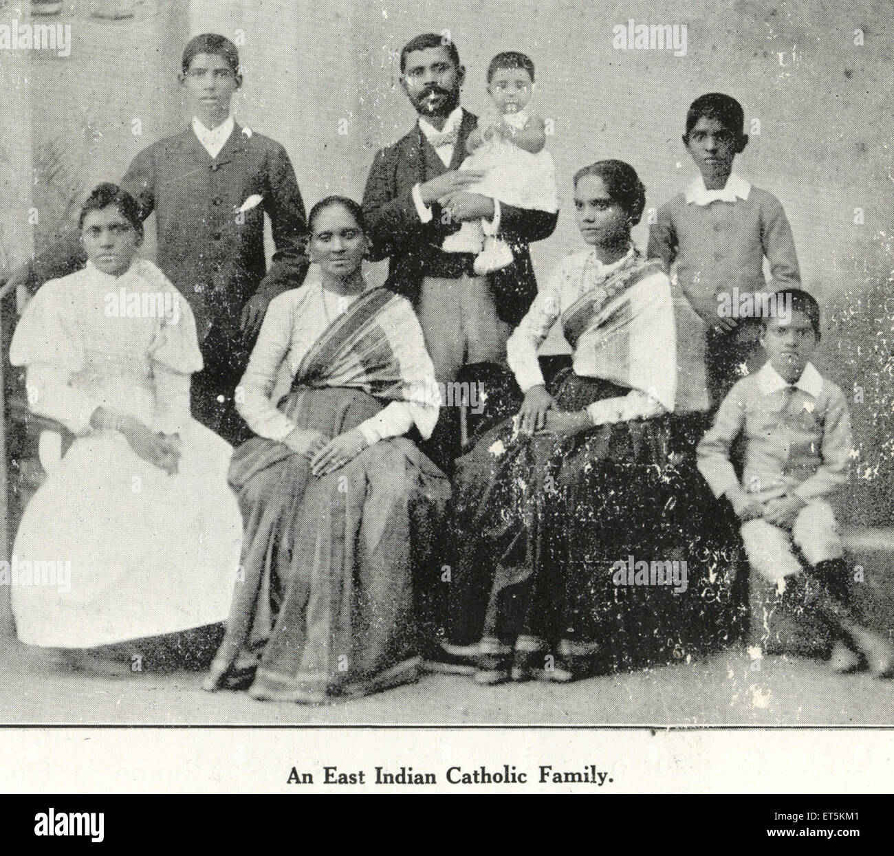 Comunidad Católica Una familia católica india oriental India antigua vintage 1900s foto Foto de stock