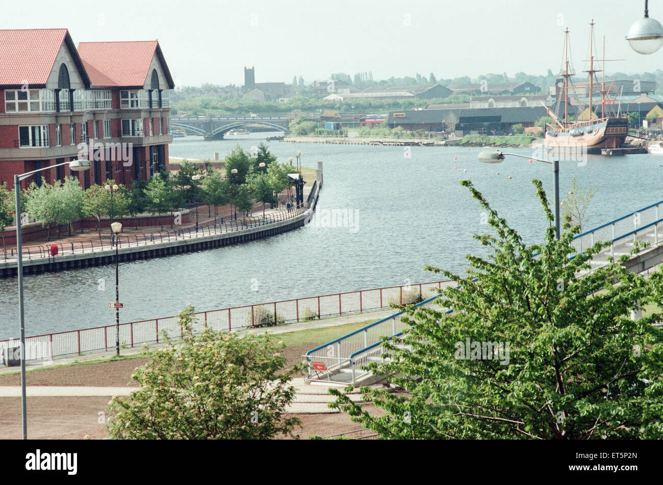 Stockton Riverside Desarrollo, 1 de junio de 1995. Réplica de la Tall Ship empeño, en el fondo. Foto de stock