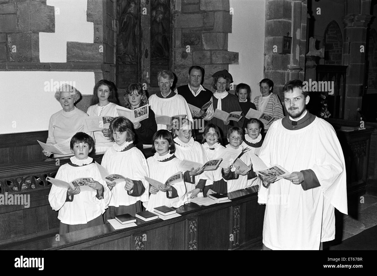 Estos Kirkburton coristas no están cantando para su cena... pero por sus ropas. Director de coro Señor David Kaye (derecha), espera ofrecer nuevos trajes para todo el coro de la Parroquia Kirkburton con una novela de los esfuerzos de recaudación de fondos en la próxima semana. El coro a celebrar 12 horas patrocinado himno cantar en la iglesia el sábado, 6 de mayo, y la esperanza de ser capaz de comprar vestidos, sombreros y ruffs. Cualquier dinero adicional que irá al servicio de ambulancia llamamiento de latido. 26 de abril de 1989. Foto de stock