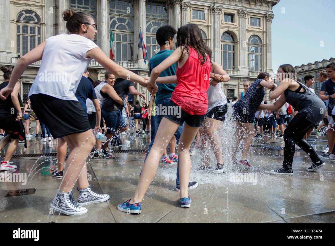 Turín, Italia. 11 de junio de 2015. Cientos de estudiantes se reunieron para celebrar el último día de la escuela. La tradición manda a bañarse en las fuentes de la plaza Castillo entre alegría y diversión. En la foto de una chica tiene el pelo húmedo. Crédito: Elena Aquila/Pacific Press/Alamy Live News Foto de stock