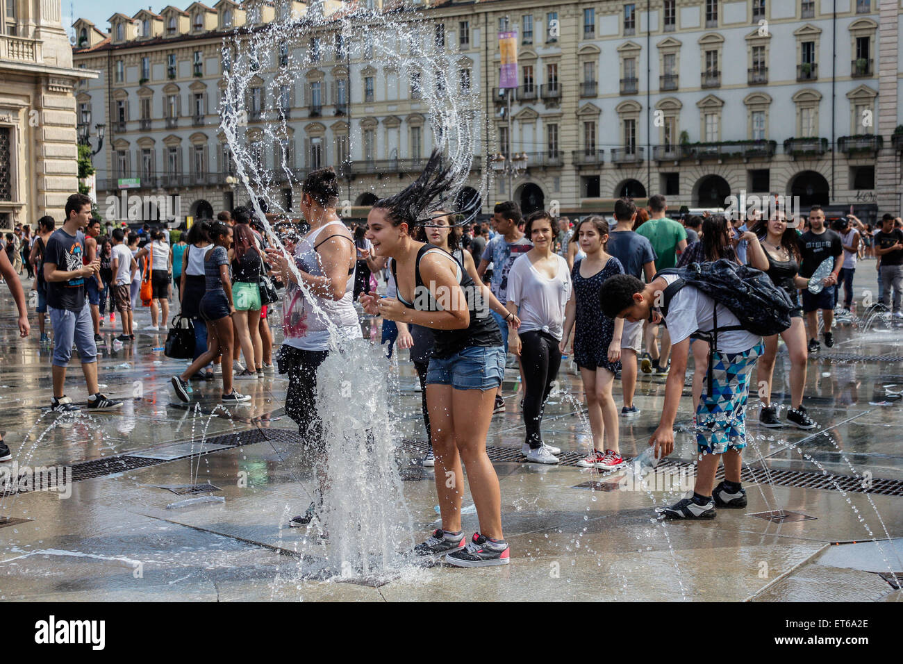 Turín, Italia. 11 de junio de 2015. Cientos de estudiantes se reunieron para celebrar el último día de la escuela. La tradición manda a bañarse en las fuentes de la plaza Castillo entre alegría y diversión. En la foto de una chica tiene el pelo húmedo. Crédito: Elena Aquila/Pacific Press/Alamy Live News Foto de stock