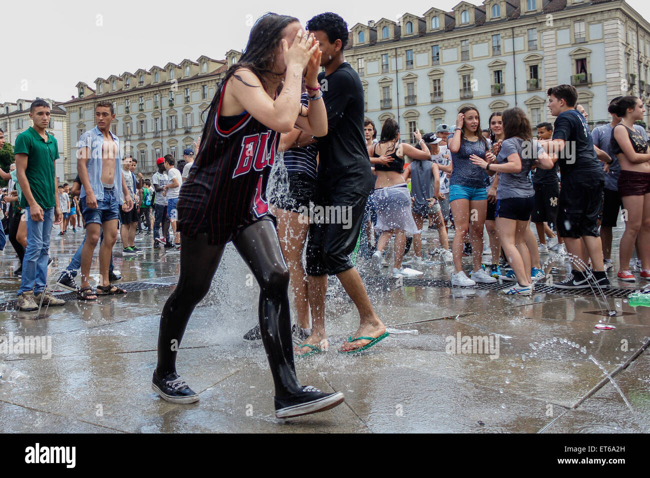 Turín, Italia. 11 de junio de 2015. Cientos de estudiantes se reunieron para celebrar el último día de la escuela. La tradición manda a bañarse en las fuentes de la plaza Castillo entre alegría y diversión. Crédito: Elena Aquila/Pacific Press/Alamy Live News Foto de stock