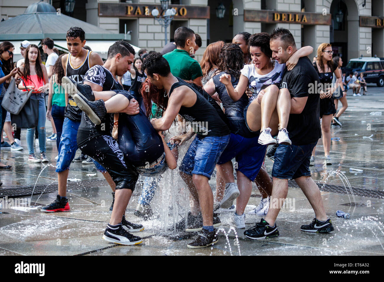 Turín, Italia. 11 de junio de 2015. Cientos de estudiantes se reunieron para celebrar el último día de la escuela. La tradición manda a bañarse en las fuentes de la plaza Castillo entre alegría y diversión. En la foto de una chica tiene el pelo húmedo. Crédito: Elena Aquila/Pacific Press/Alamy Live News Foto de stock