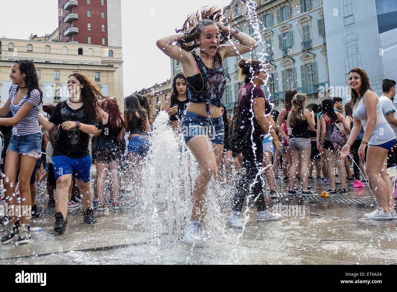 Turín, Italia. 11 de junio de 2015. Cientos de estudiantes se reunieron para celebrar el último día de la escuela. La tradición manda a bañarse en las fuentes de la plaza Castillo entre alegría y diversión. En la foto de una chica tiene el pelo húmedo. Crédito: Elena Aquila/Pacific Press/Alamy Live News Foto de stock