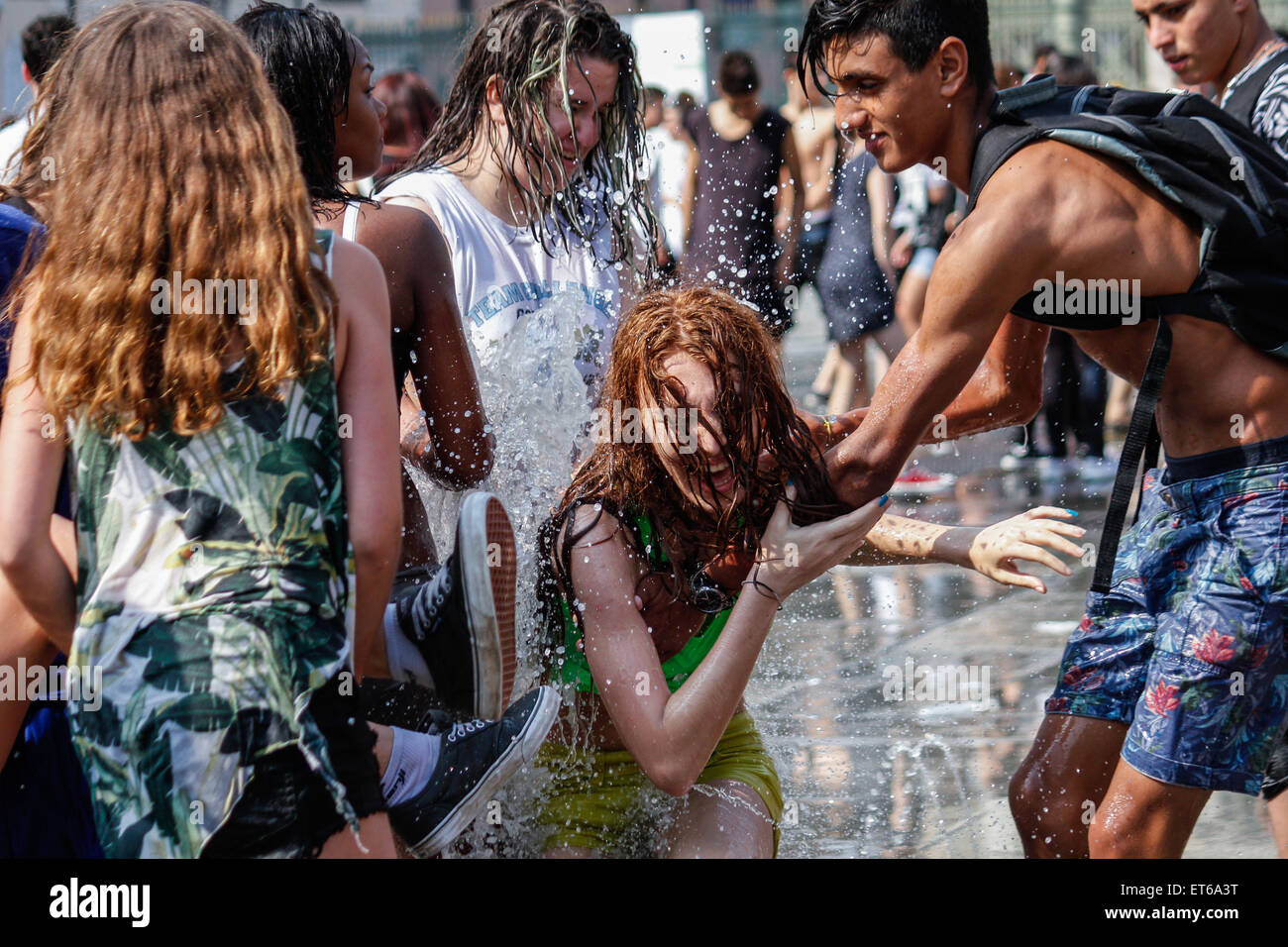 Turín, Italia. 11 de junio de 2015. Cientos de estudiantes se reunieron para celebrar el último día de la escuela. La tradición manda a bañarse en las fuentes de la plaza Castillo entre alegría y diversión. En la foto de una chica tiene el pelo húmedo. Crédito: Elena Aquila/Pacific Press/Alamy Live News Foto de stock