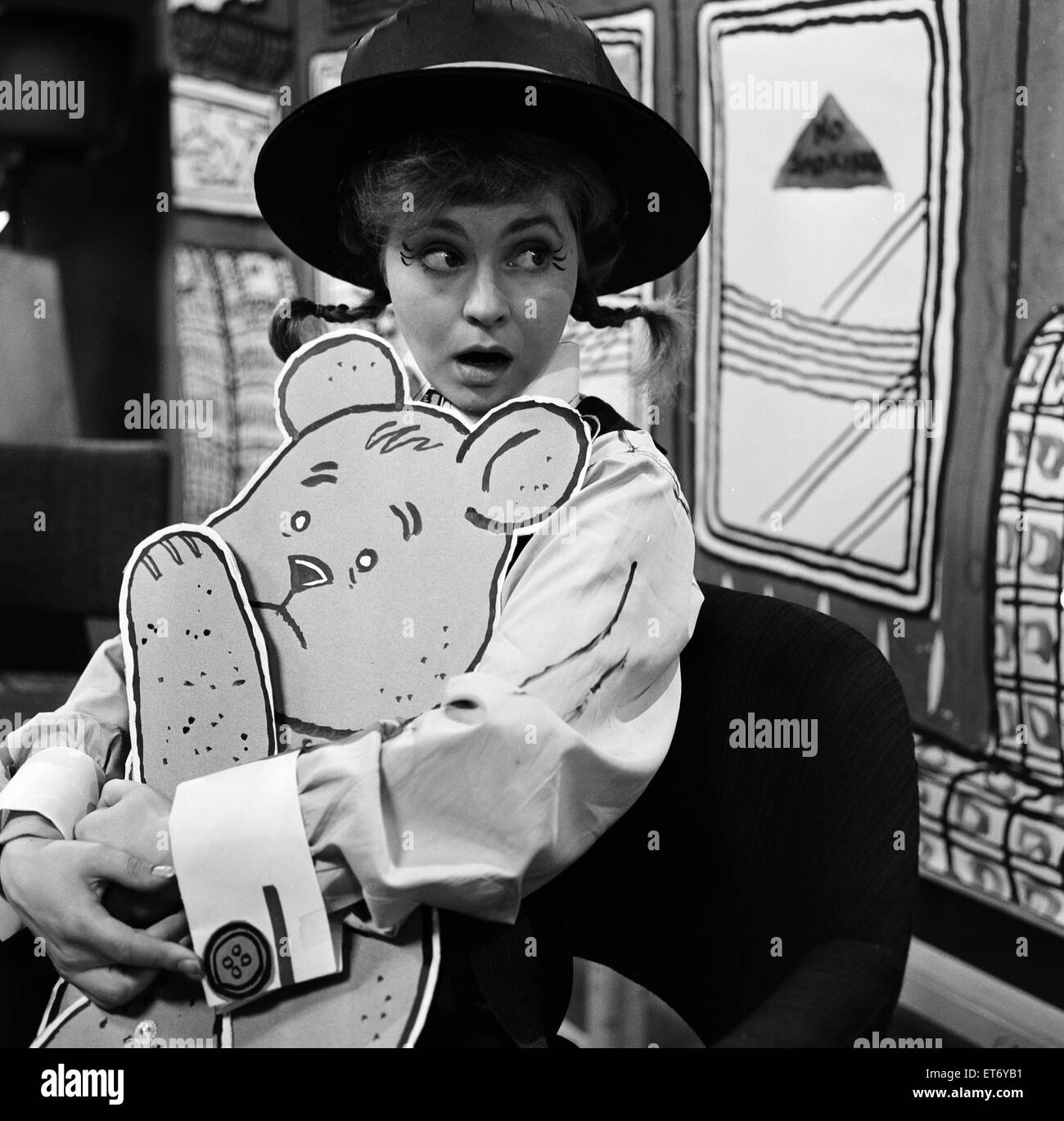 Prunella Scales, la actriz a la edad de 29 años, vestida como una colegiala travieso, 20 de agosto de 1962. Foto de stock