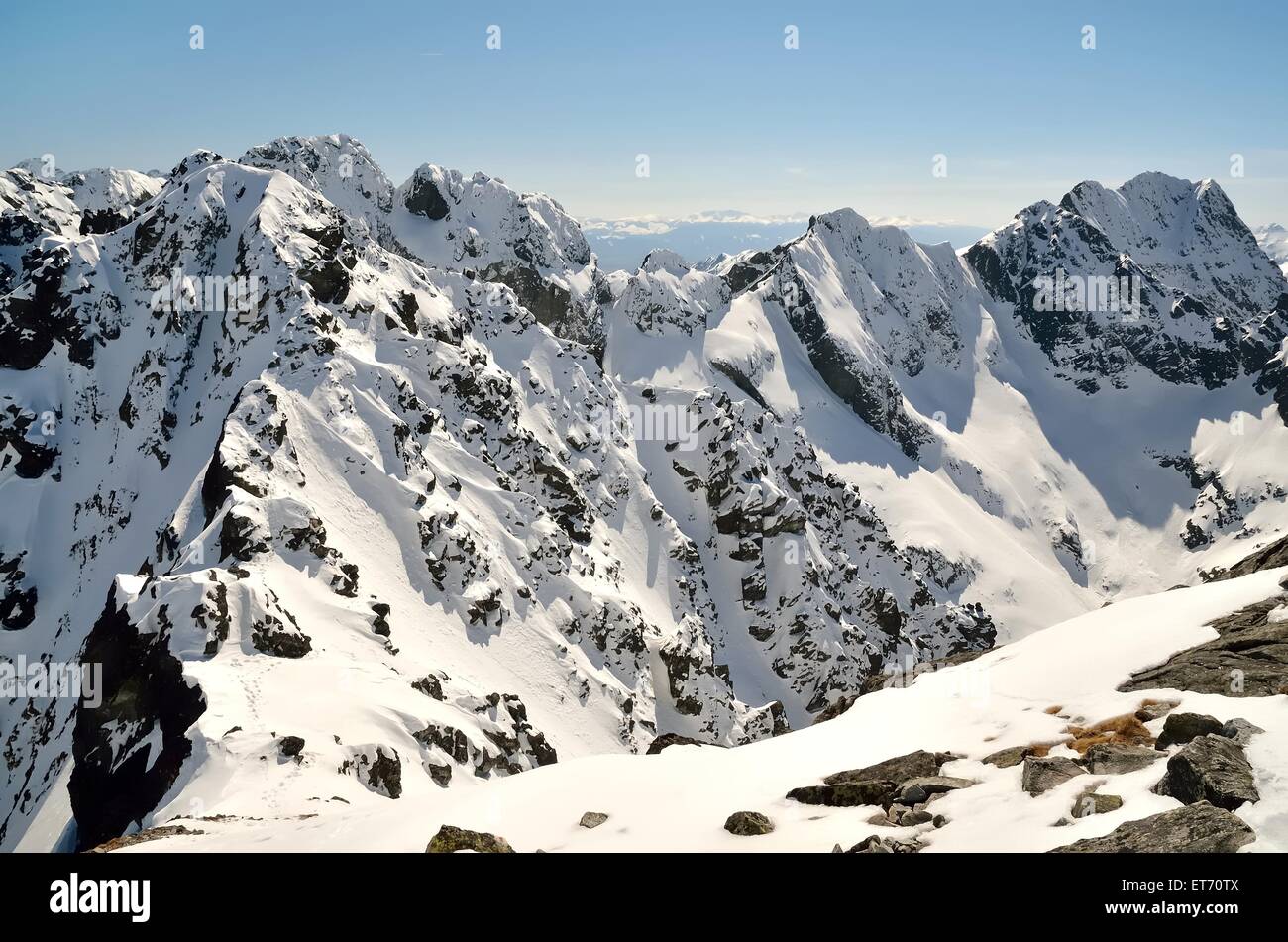 Paisaje de invierno en las montañas. Vista desde la cresta más escarpadas laderas y picos nevados, el Parque Nacional de las Montañas Tatra. Foto de stock