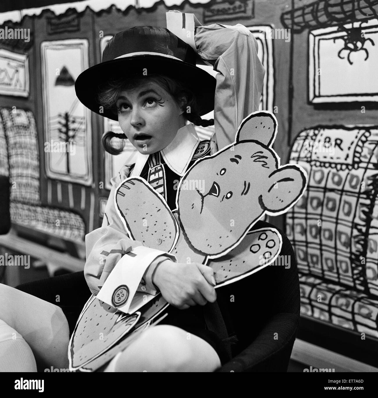 Prunella Scales, la actriz a la edad de 29 años, vestida como una colegiala travieso, 20 de agosto de 1962. Foto de stock