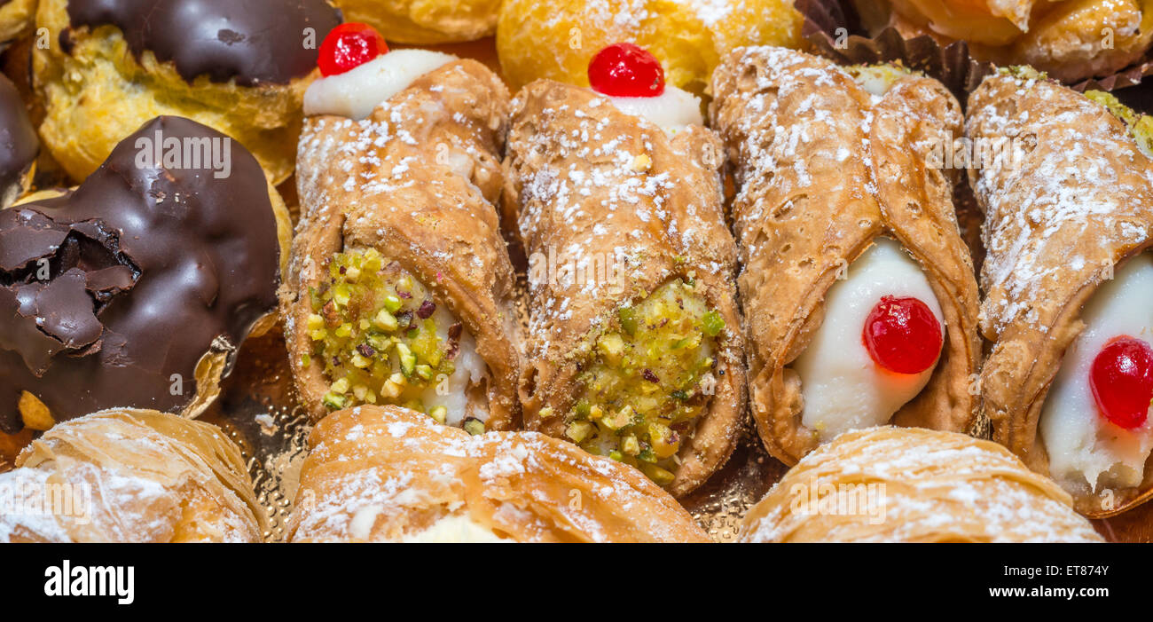 Coloridos pasteles con frutas, crema y chocolate, la pastelería italiana  real Fotografía de stock - Alamy