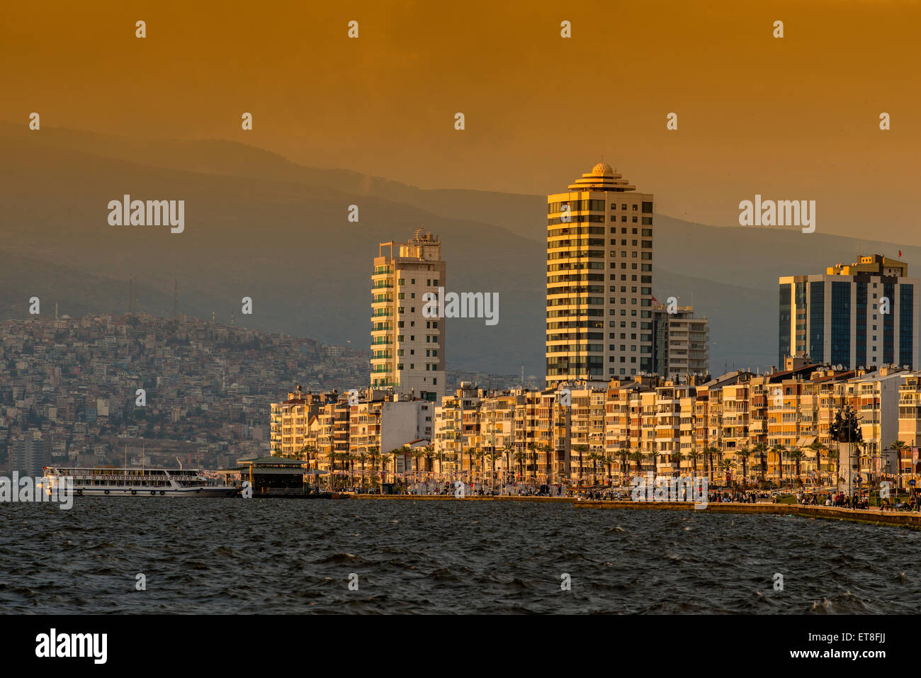 El horizonte de la ciudad con el paseo marítimo al atardecer Kordon, Izmir, Turquía Foto de stock