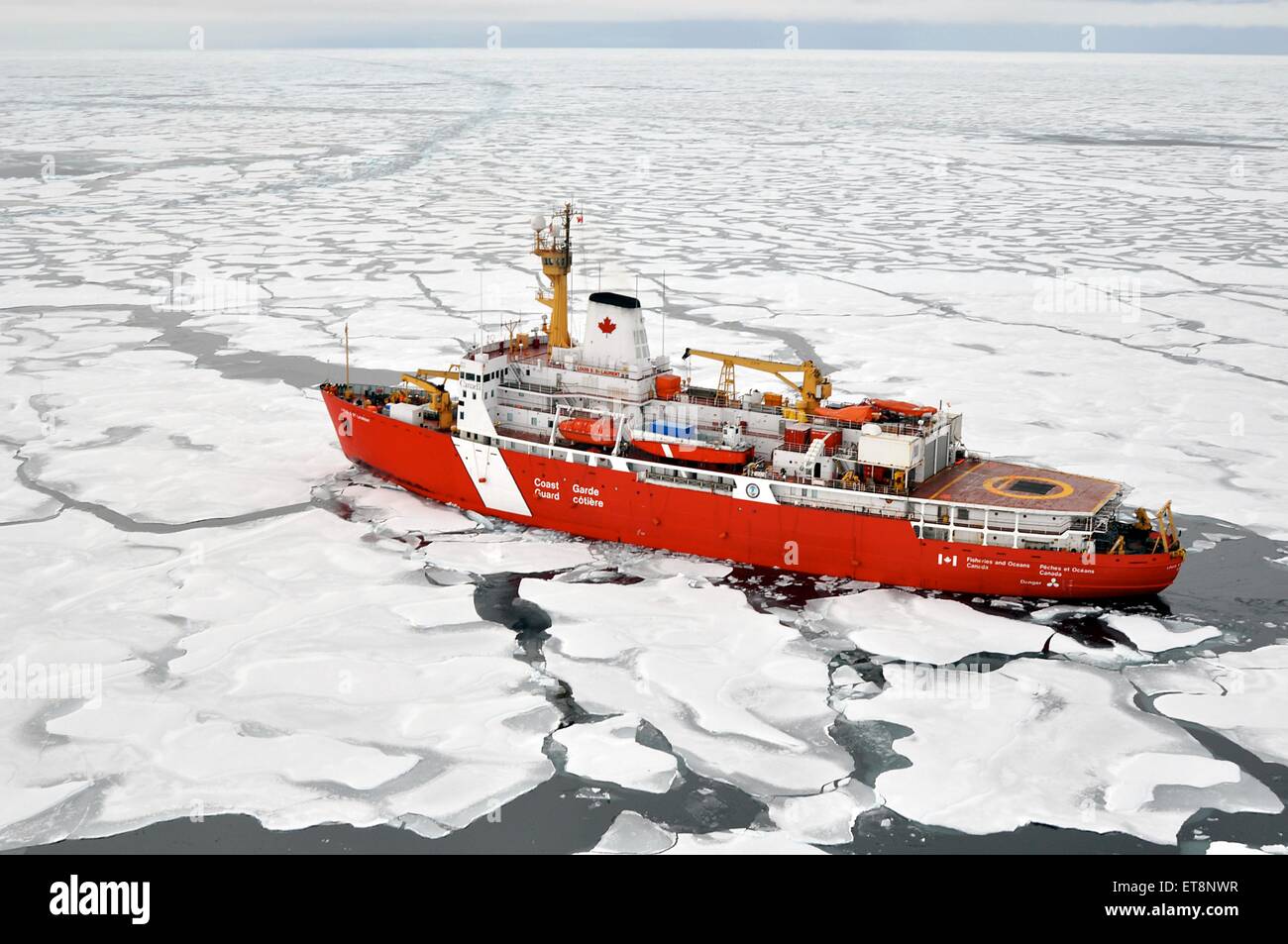 US Coast Guard Cutter Healy rompe el hielo el 5 de septiembre de 2009 en el Ártico. El Healy es la última y más avanzada tecnológicamente rompehielos polares poseído por la Guardia Costera. Foto de stock