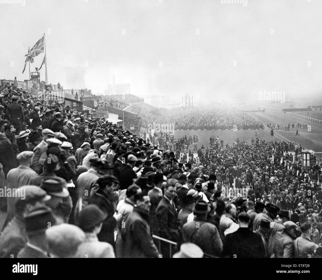 Una escena en general entre eventos en el hipódromo Aintree en Liverpool el día del Grand National. 26 de marzo de 1949. Foto de stock