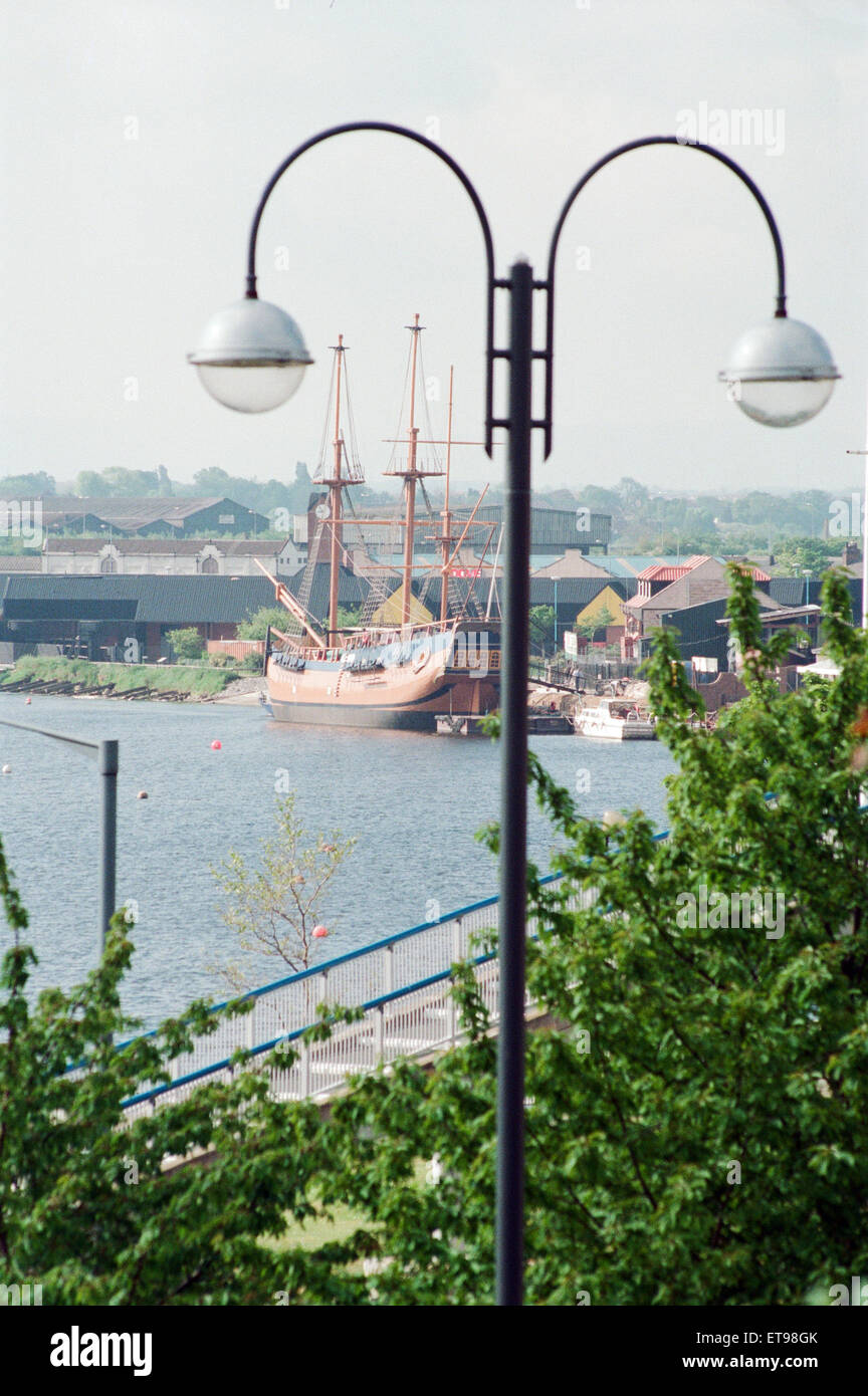 Stockton Riverside Desarrollo, 1 de junio de 1995. Réplica de la Tall Ship empeño, en el fondo. Foto de stock