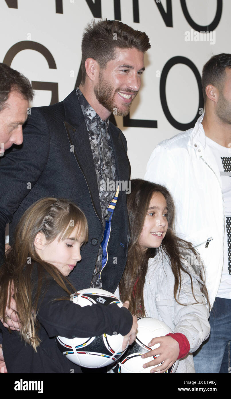 Jugador del Real Madrid Sergio Ramos da regalos a los niños menos  afortunados durante la campaña de Navidad del Real Madrid 'Ningún niño sin  un regalo que incluye: Sergio Ramos donde: Madrid