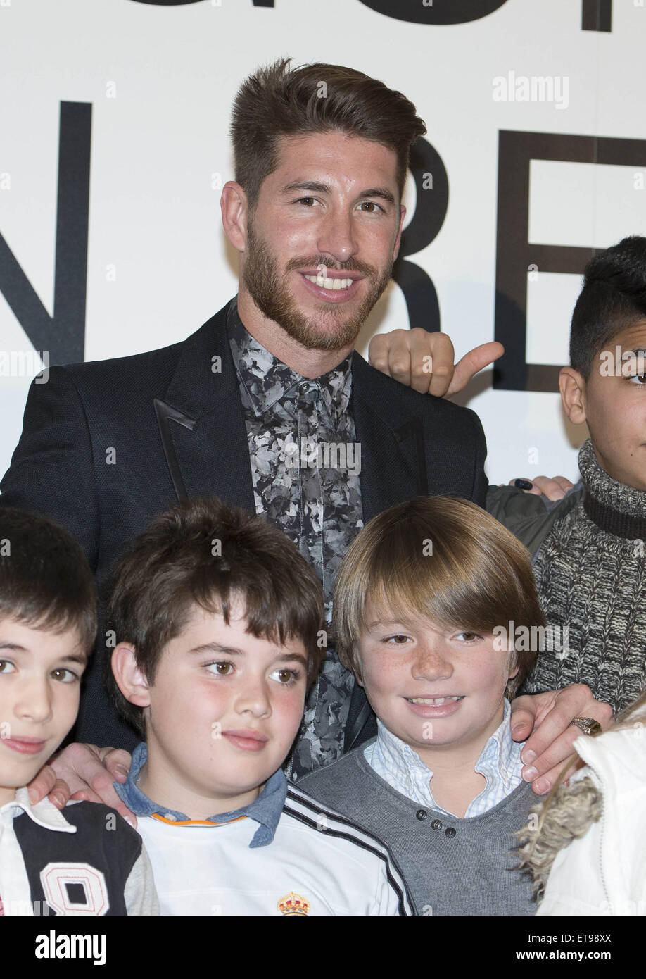 Jugador del Real Madrid Sergio Ramos da regalos a los niños menos  afortunados durante la campaña de Navidad del Real Madrid 'Ningún niño sin  un regalo" que incluye: Sergio Ramos donde: Madrid,