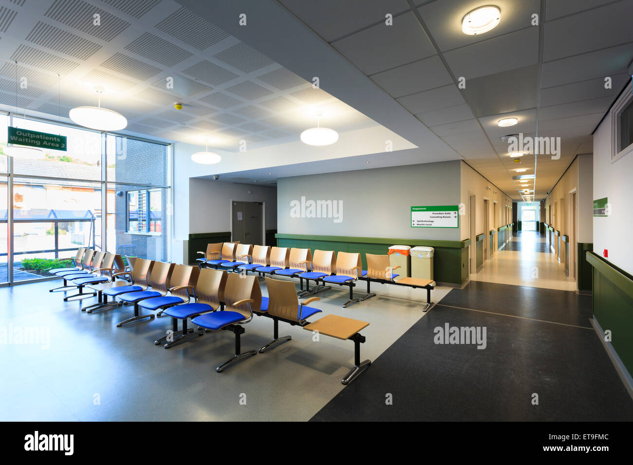 La zona de espera de pacientes ambulatorios del hospital sin personas desocupadas Foto de stock