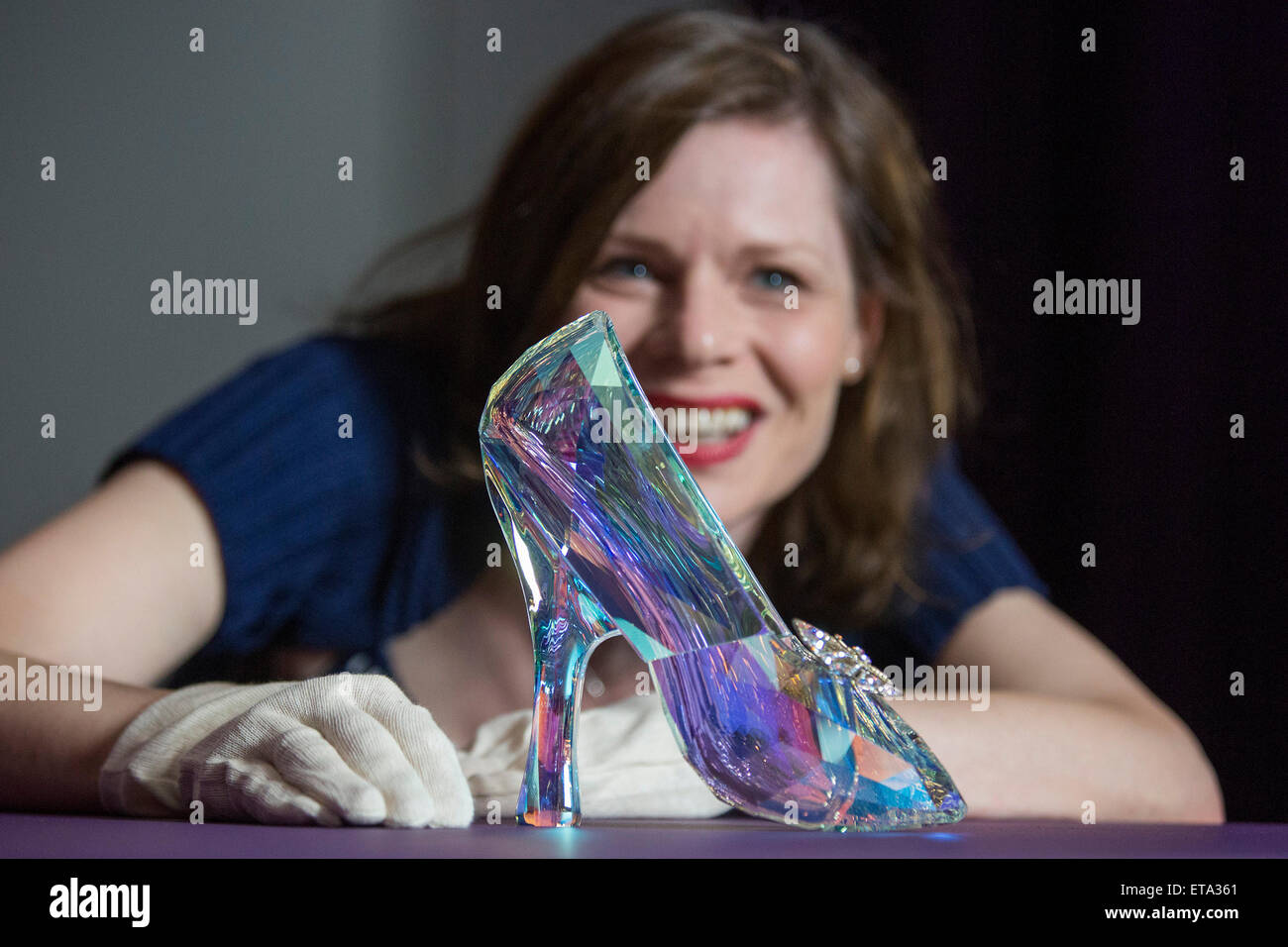 Curador Helen Persson posee Disney's Zapatilla de Cinderella por delante  del nuevo V&A moda de verano exposición 'Sazadas: el placer y el Dolor