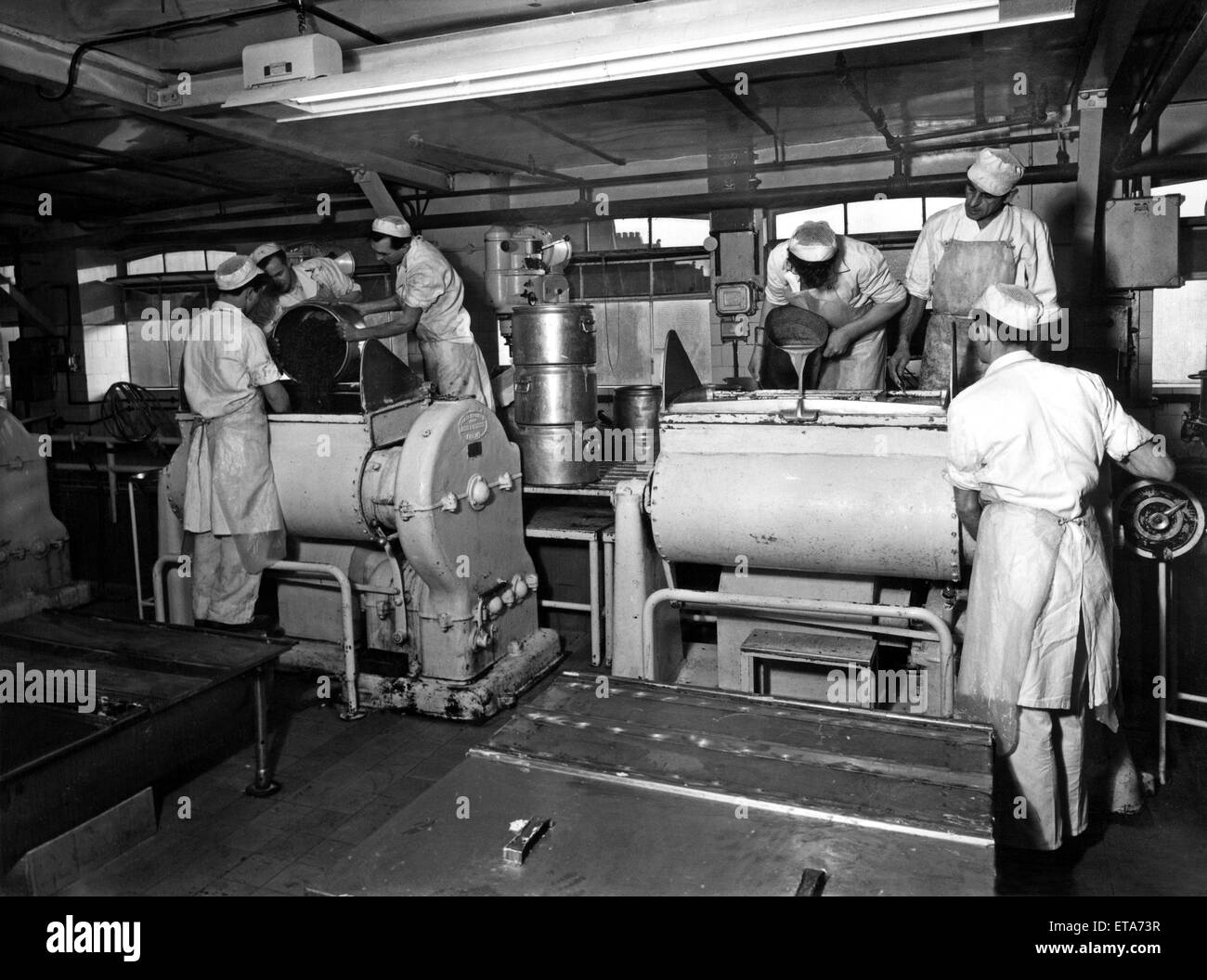 Los hombres en el trabajo en la Habana Panadería, 1 de junio de 1967. Foto de stock