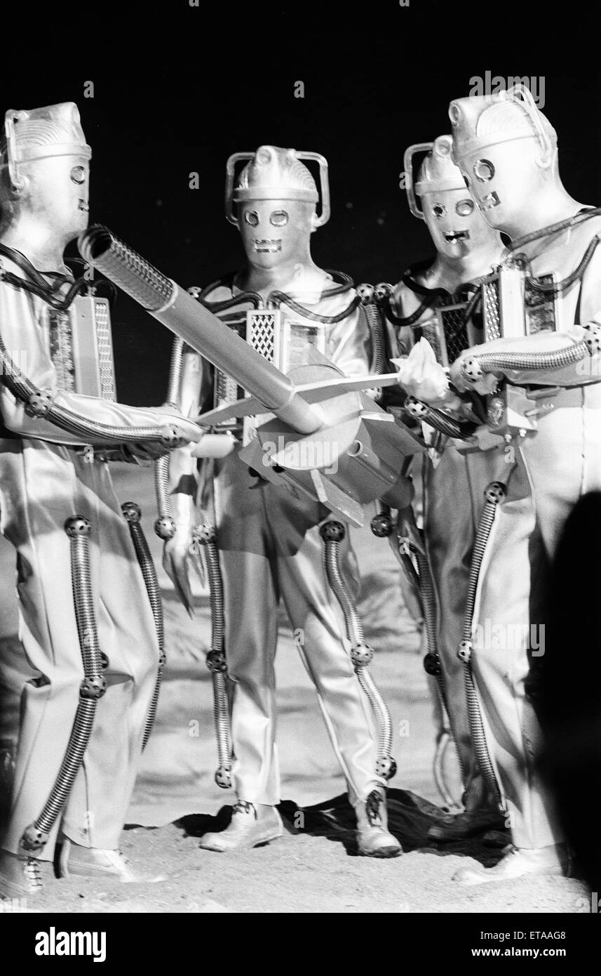 Doctor Who 1967 Programa de televisión de la BBC. La historia presenta el retorno de los Cybermen en episodios titulado La base lunar, primera emisión el 11 de febrero al 4 de marzo de 1967. En la imagen, en el set de rodaje, escena, estudios de televisión, Ealing, 19 de enero de 1967. Foto de stock