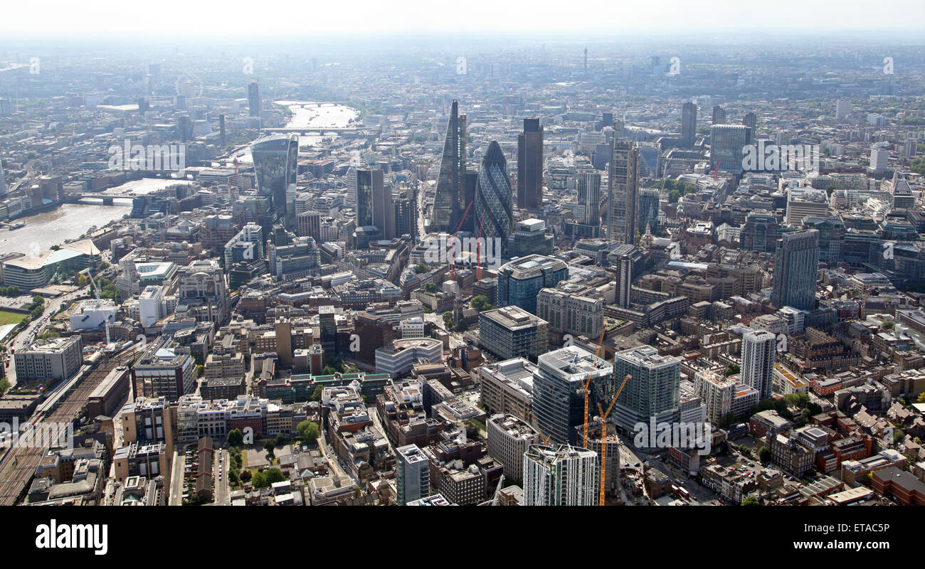Vista aérea panorámica de Londres, incluida la ciudad, pepinillo, un walkie-talkie building & Cheesegrater, y el Río Támesis, REINO UNIDO Foto de stock