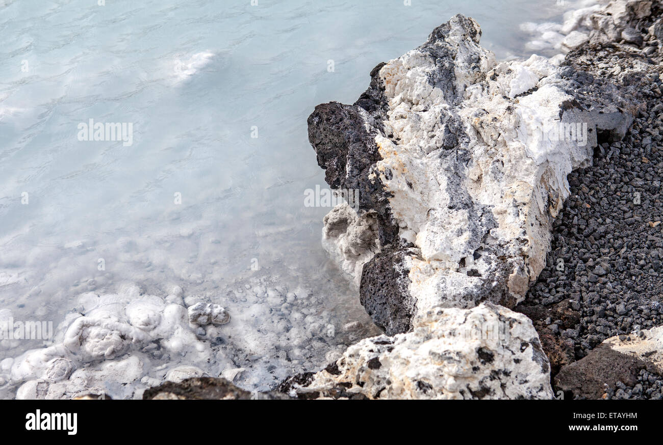 Rocas y aguas cálidas ricas en minerales como sílice y azufre en el Lago Azul cerca de Reykjavik, Iceland Foto de stock