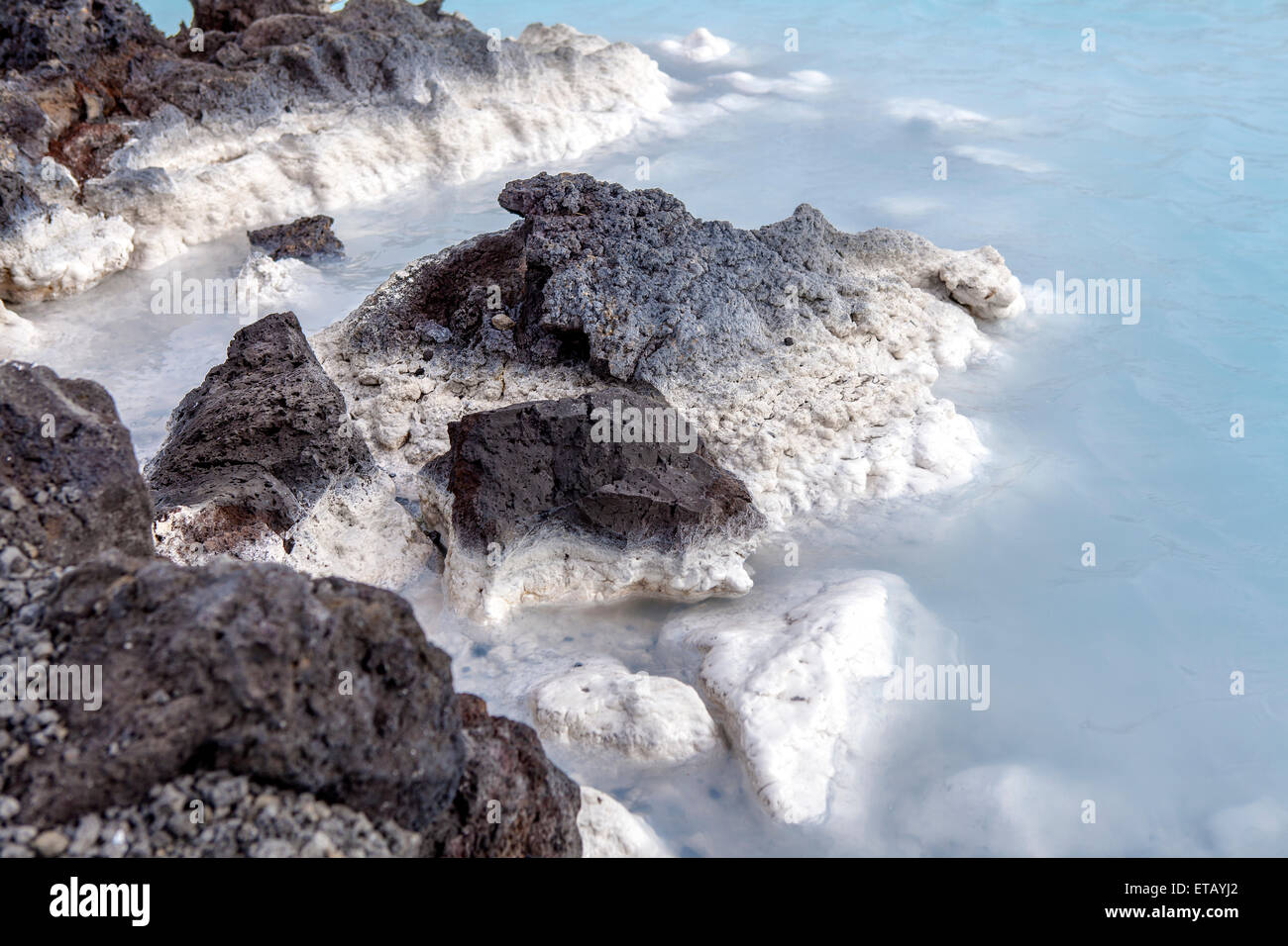 Rocas y aguas cálidas ricas en minerales como sílice y azufre en el Lago Azul cerca de Reykjavik, Iceland Foto de stock