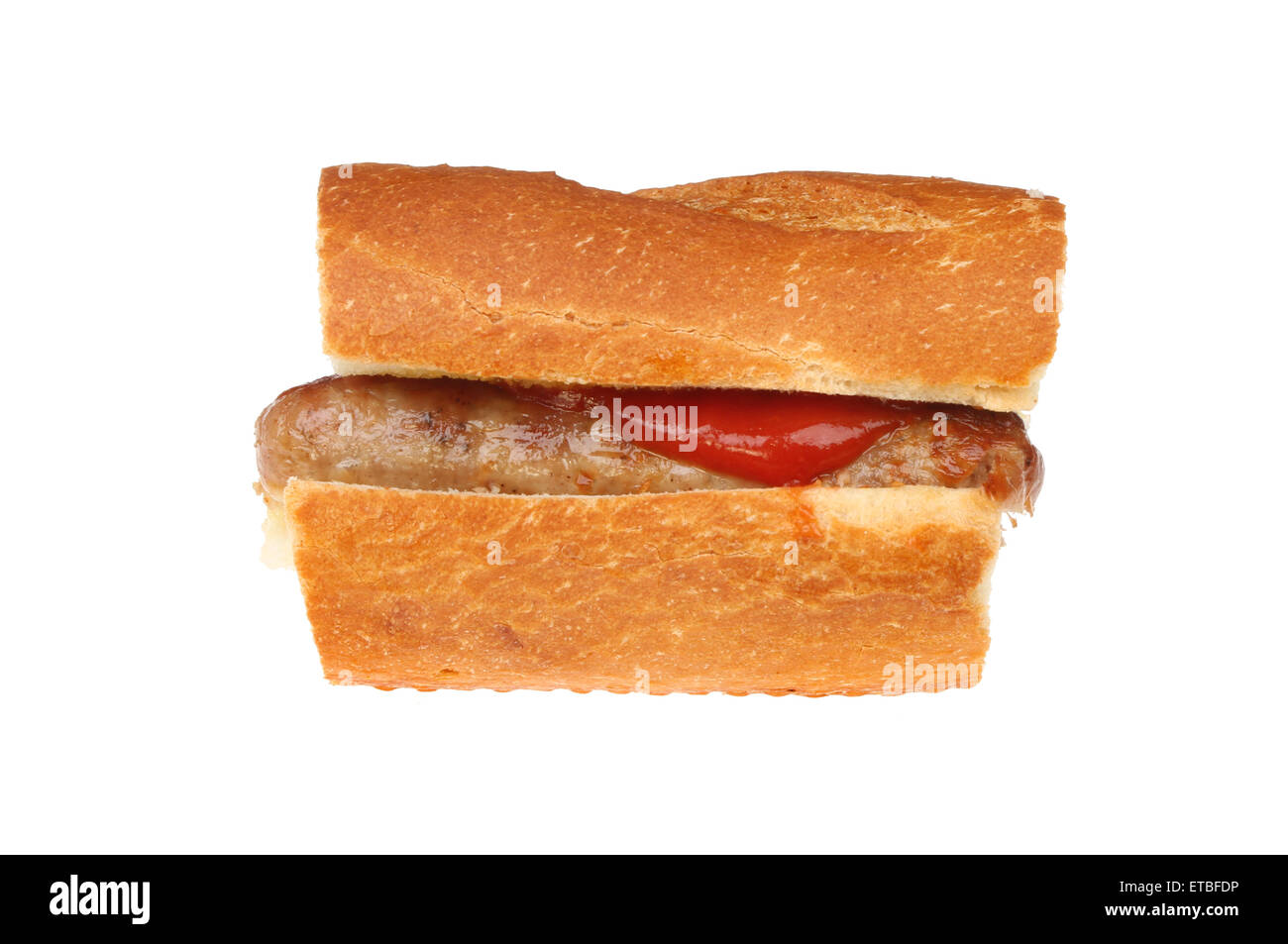 Salchichas con ketchup en un panecillo crujiente aislado contra un blanco Foto de stock