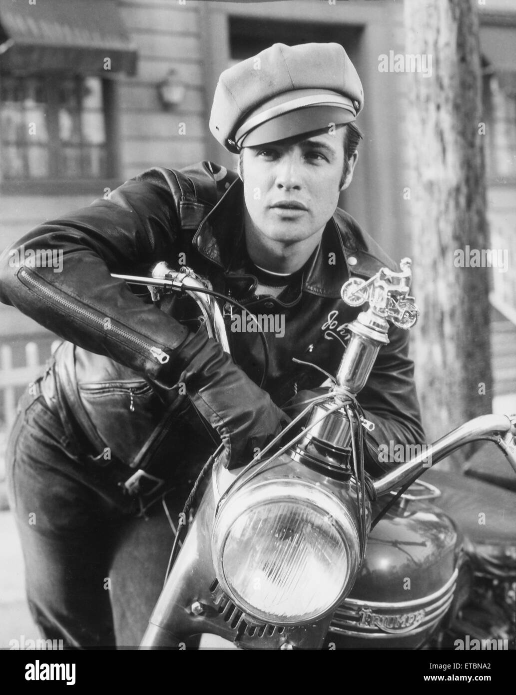 Marlon Brando, en el plató de la película "El Salvaje", 1953 Foto de stock