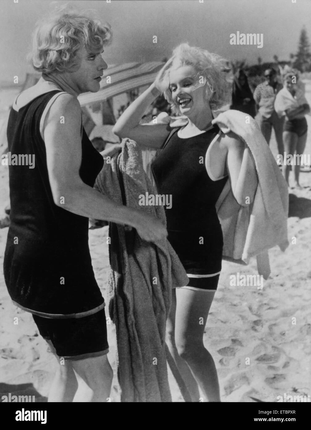Tony Curtis, Marilyn Monroe, en el conjunto de la película 'Some gusta caliente", 1959. Foto de stock