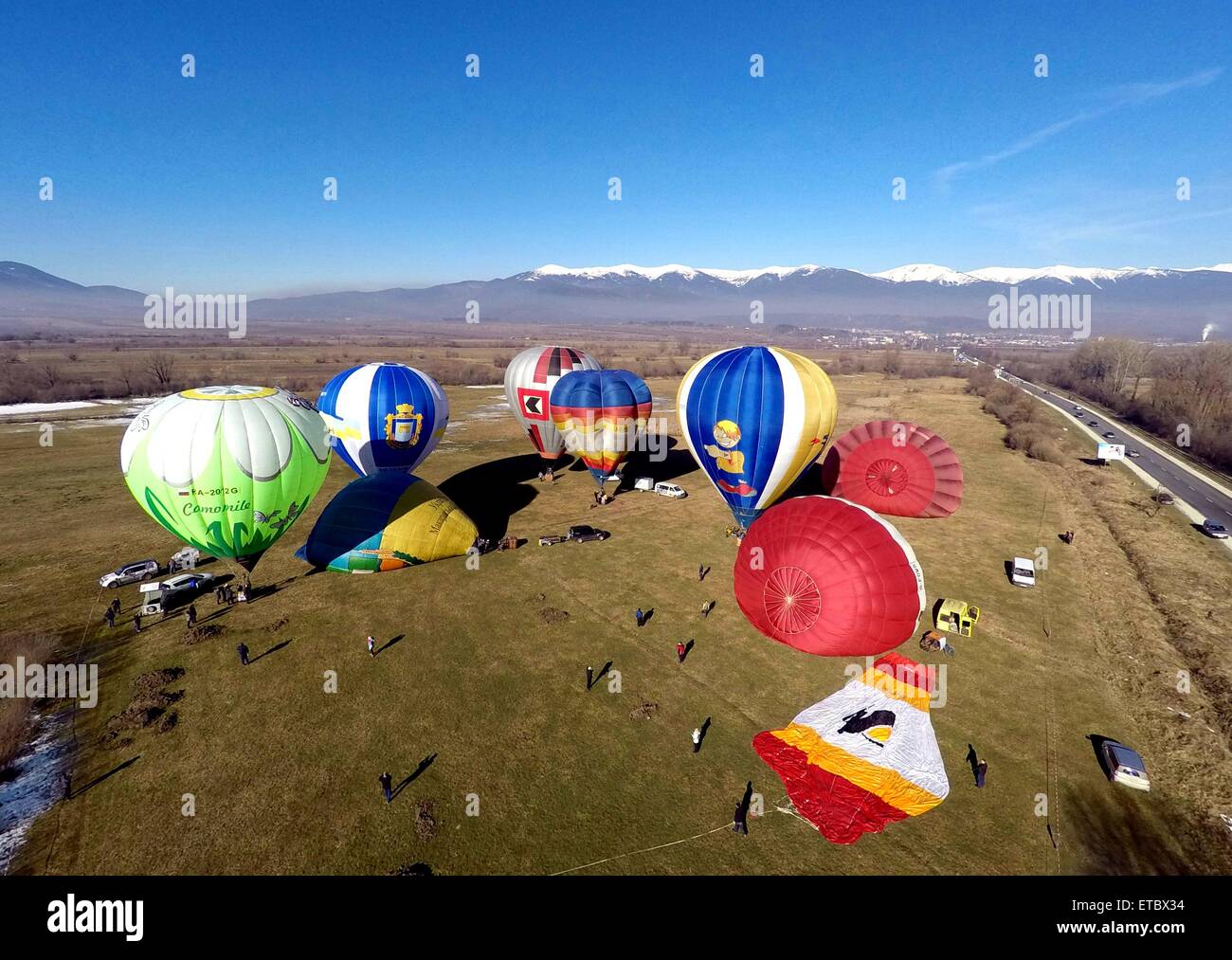 globos de aire caliente sobrevuelan el cielo, cerca de la ciudad de Bansko, a unos 130 kms al sur de la capital Sofía durante una fiesta internacional de globos