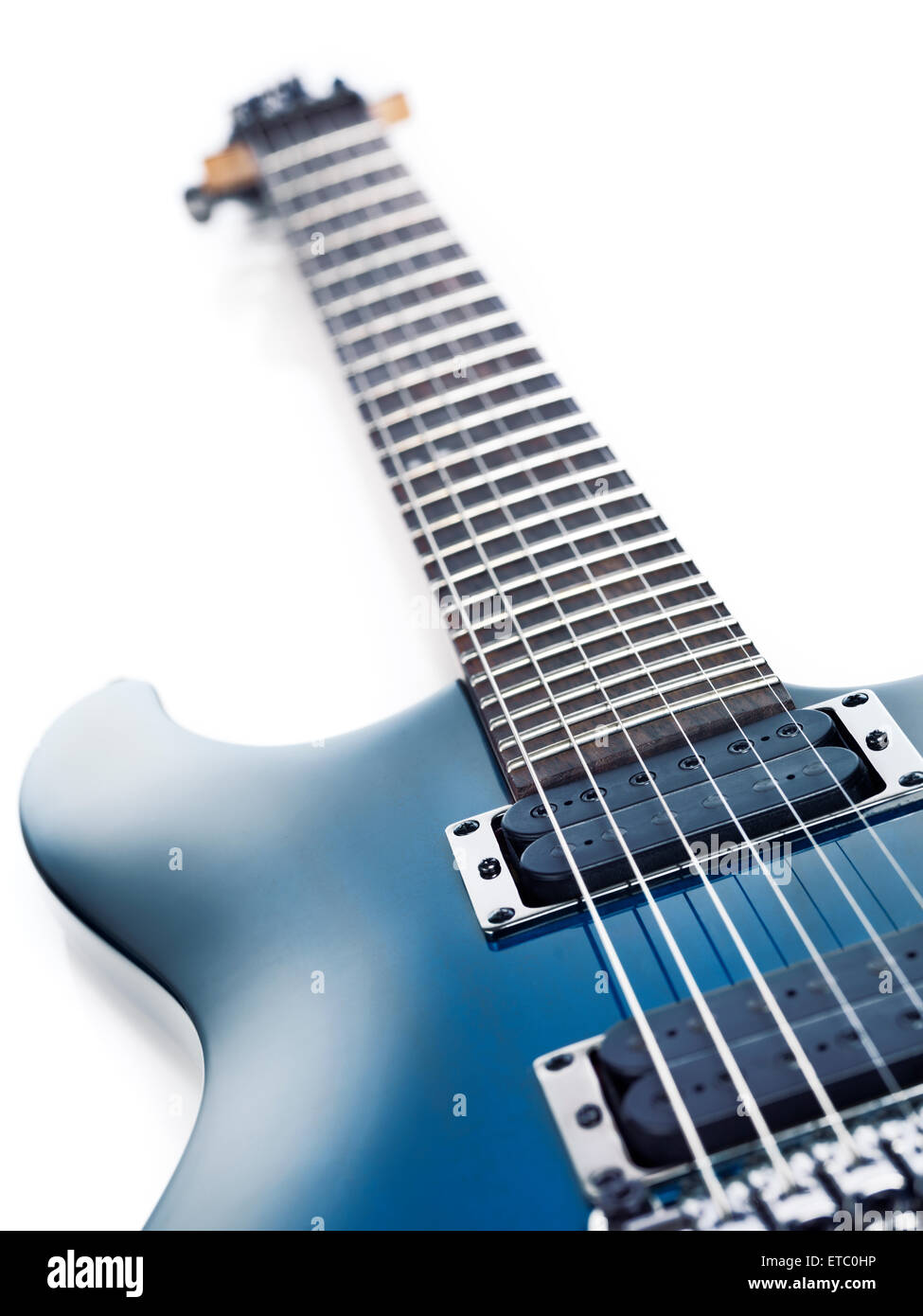 Blue Ibanez S-series Electric Guitar closeup del cuello y las pastillas en un ángulo aislado sobre fondo blanco. Foto de stock