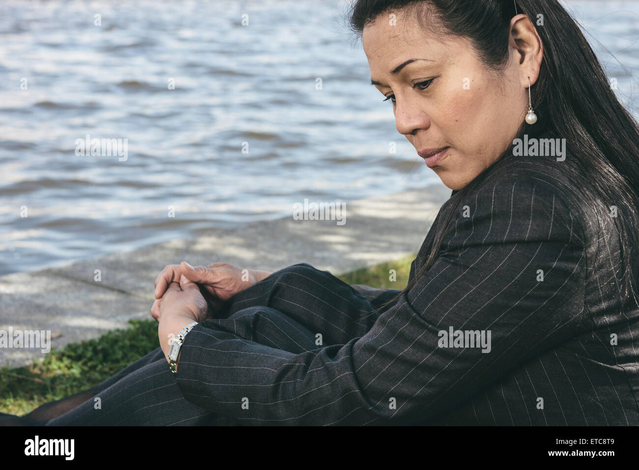 Retrato de una mujer transexual en pose pensativa Foto de stock