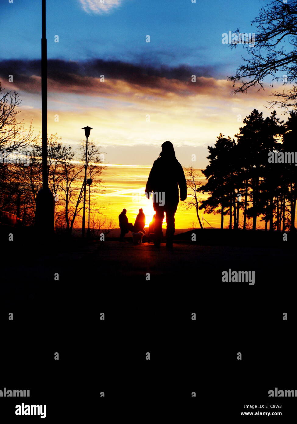 Extraño caminando hacia mí durante la puesta de sol Foto de stock