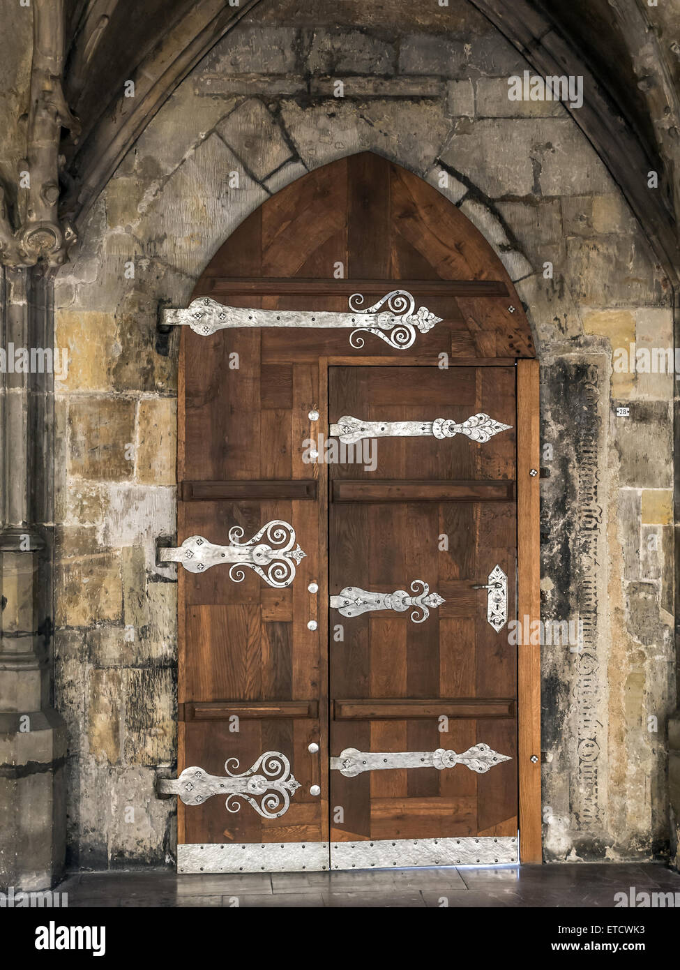 Puerta de madera de estilo gótico con herraje metálico Foto de stock