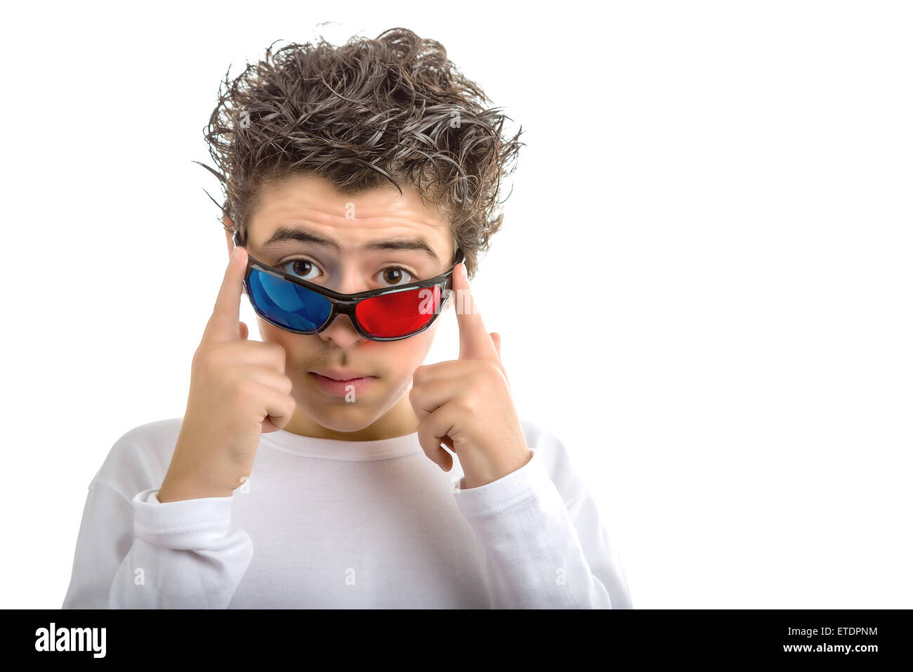 Un lindo niño hispano lleva un par de cine 3D en las gafas con lentes rojo  y azul Fotografía de stock - Alamy