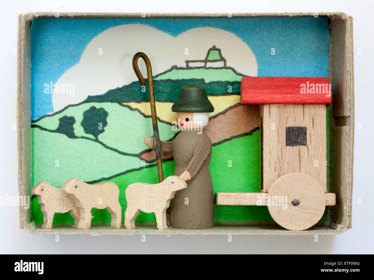 Vintage Caja de fósforos de madera hecha a mano que contiene arte popular juguete. En der Zundholzschachtel Erzgebirgische Volkskunst Foto de stock
