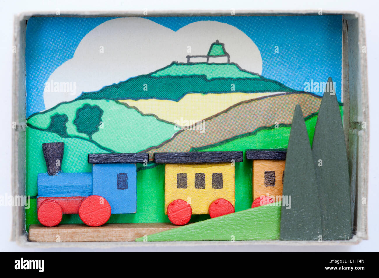 Vintage Caja de fósforos de madera hecha a mano que contiene arte popular juguete. En der Zundholzschachtel Erzgebirgische Volkskunst Foto de stock