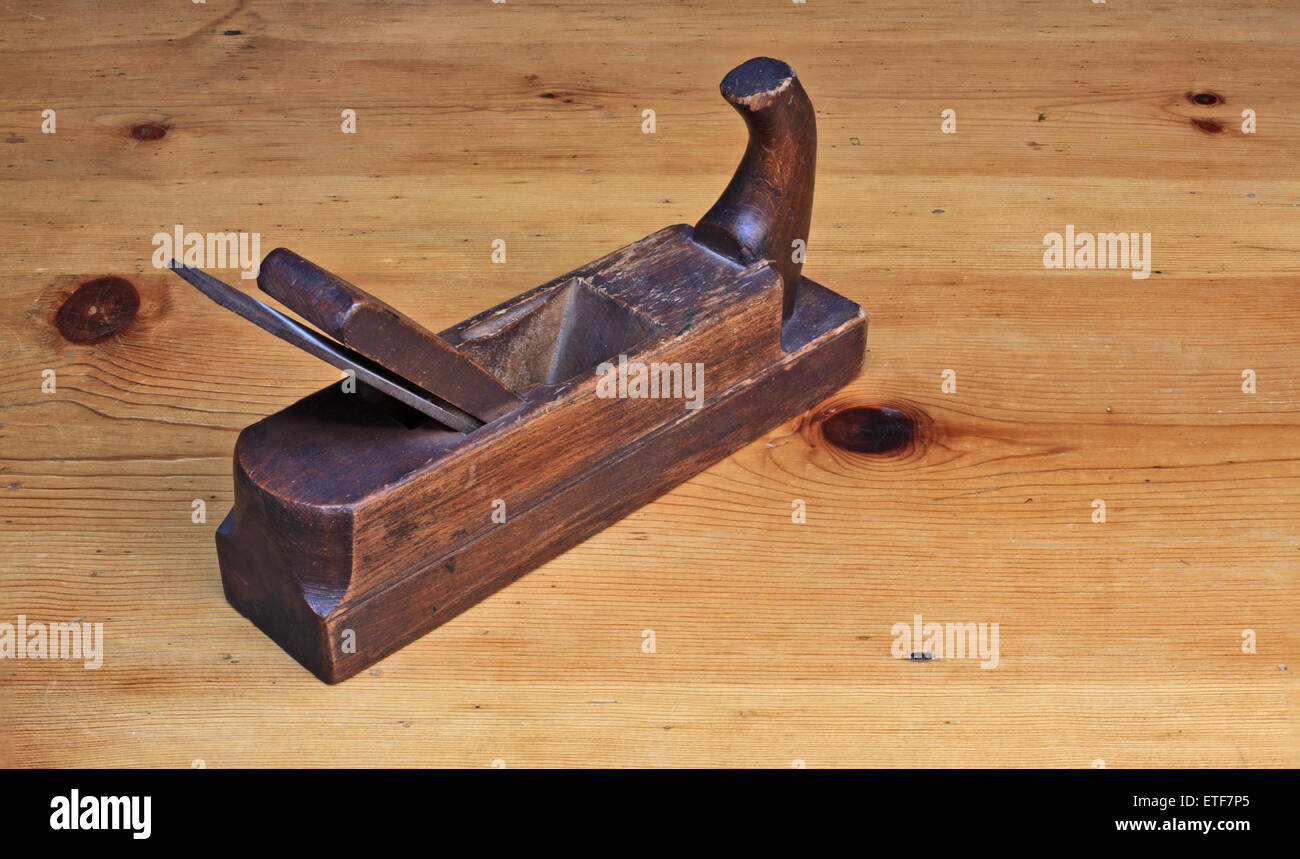 VINTAGE CEPILLO PARA MADERA EN MESA Fotografía de stock - Alamy