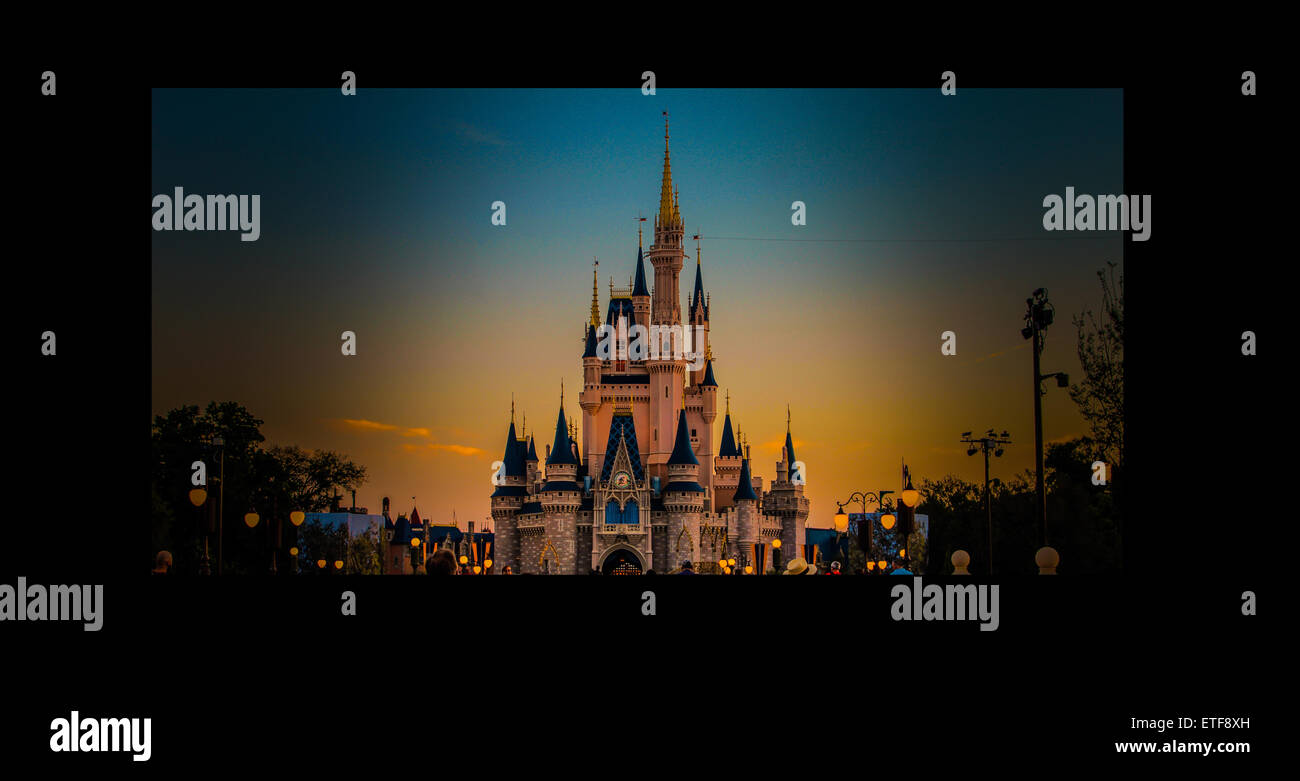 Castillo de Disney World en el amanecer. Foto de stock