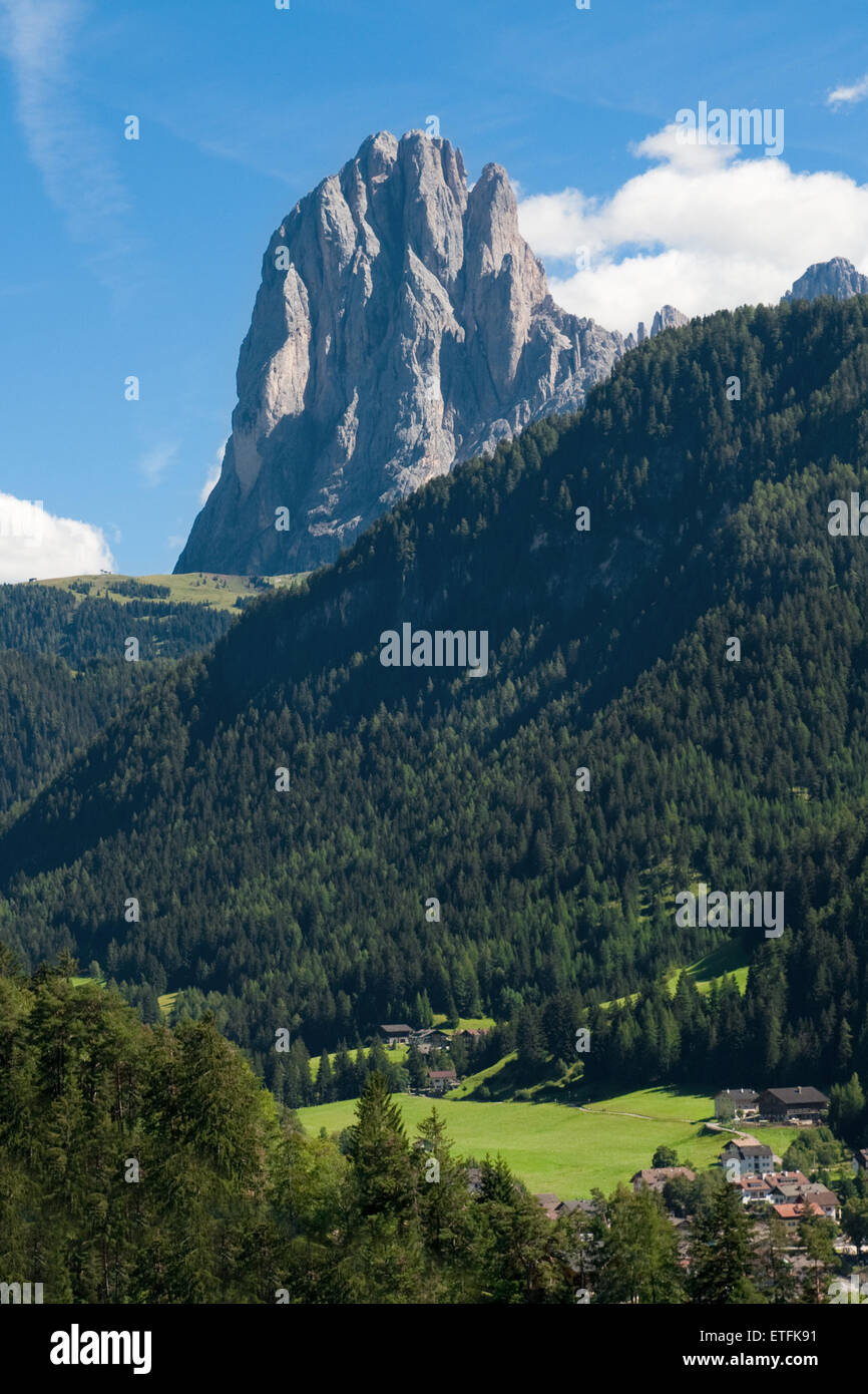 Pico del Sassolungo (Langkofel) de Ortisei (Sankt Ulkrich) en el Tirol del Sur, Italia. Foto de stock