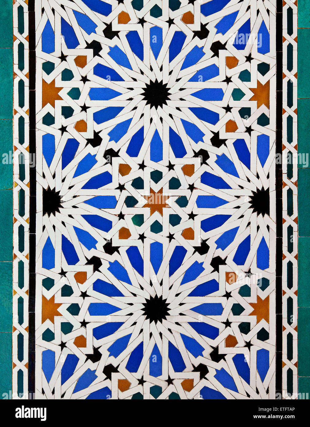 Detalle de azulejos moriscos en el Real Alcázar, Sevilla, Andalucía. Foto de stock