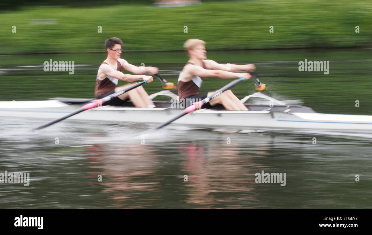 Durham, Reino Unido. 13 de junio de 2015. Los competidores racing durante la 182ª Regata de Durham. Durham regata es el segundo más antiguo del país, precedido sólo por Chester Regata. Hoy en día, la regata se lleva a cabo a través de un curso de 750 m 'short' en el escénico Río desgaste en la ciudad de Durham, y regularmente atrae a más de dos mil competidores y diez mil espectadores de todo el Reino Unido. Crédito: AC Images/Alamy Live News Foto de stock