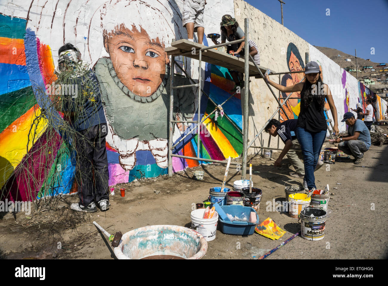 La pintura de murales en el distrito de Comas. Lima, Perú. Foto de stock