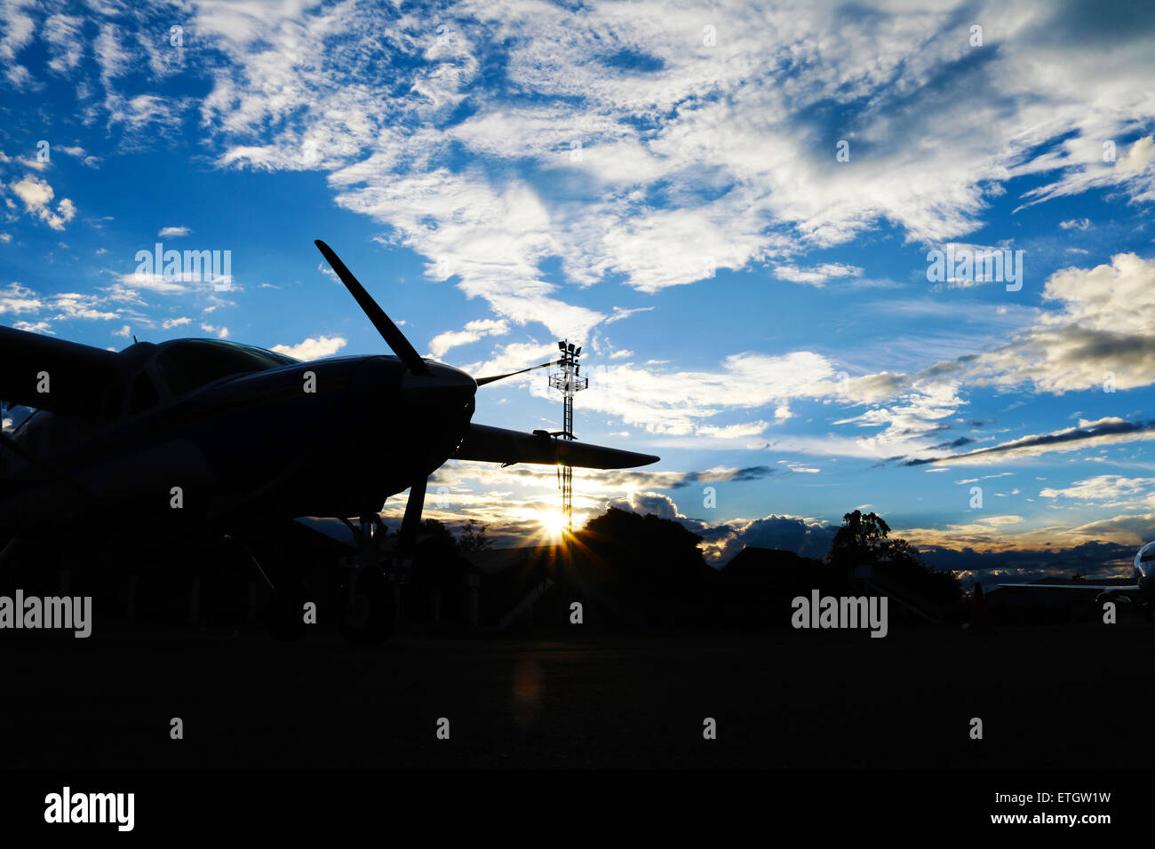Una foto de 'Sillhouette avión en la tarde en el aeropuerto de Wamena' Foto de stock