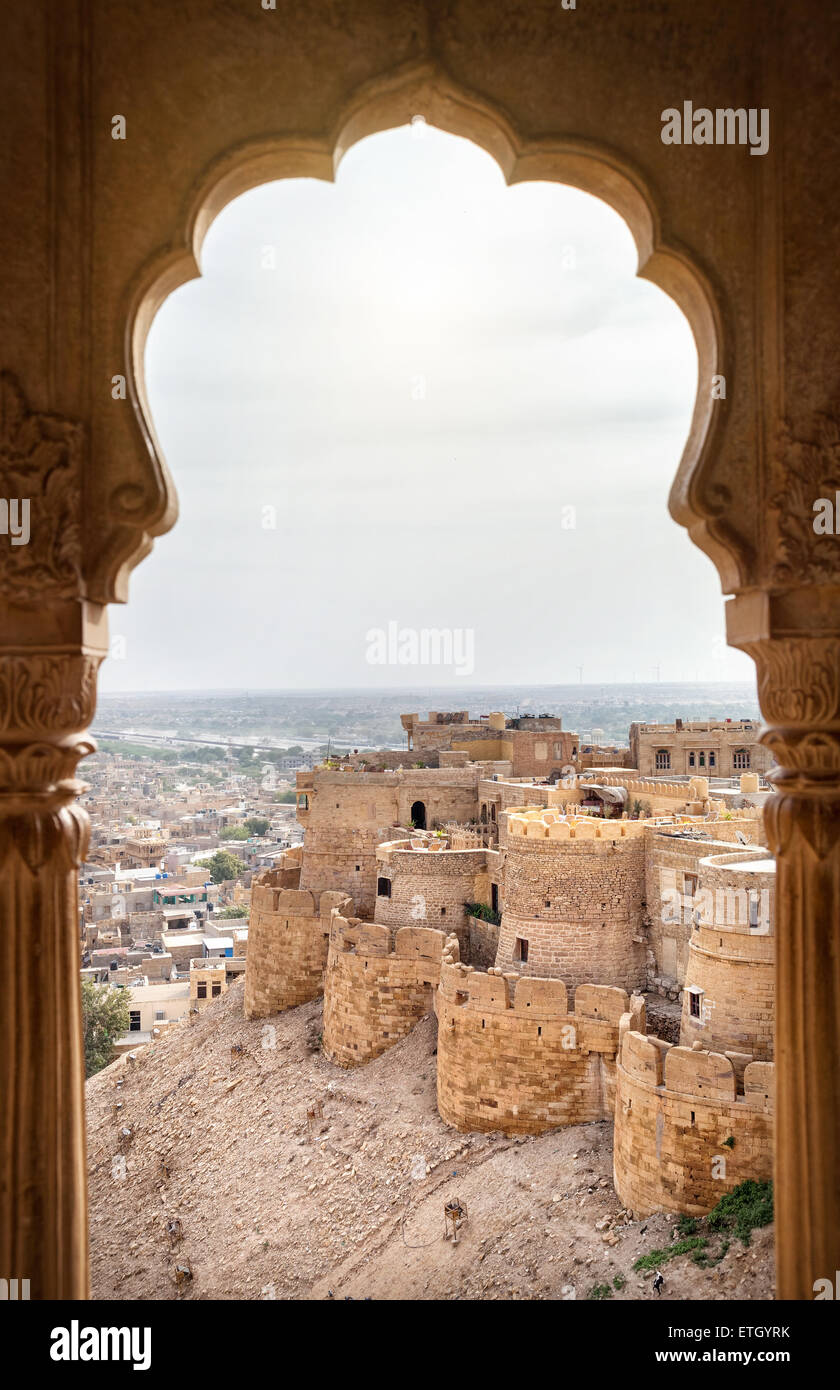 Ciudad y fort vista desde la ventana en el museo del Palacio de la ciudad de Jaisalmer, Rajasthan, India Foto de stock