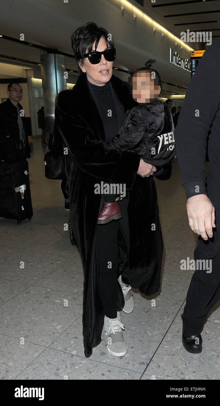 Kris Jenner, vistiendo un par de Kanye West Yeezy Originales Adidas x 750 Boost, llega al aeropuerto de Heathrow llevando bebé North West, llevaba una chaqueta de bombardero Yeezus Tour' en