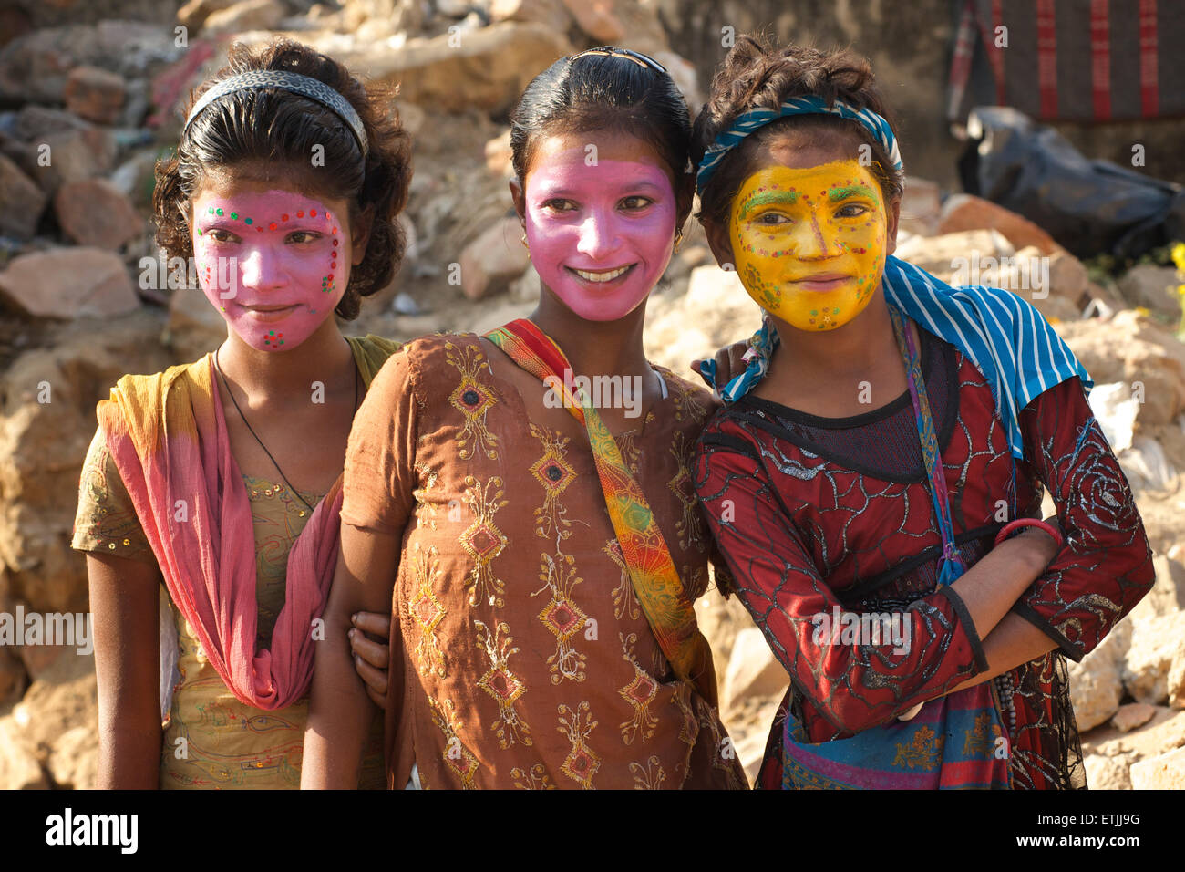 Jóvenes muchachas indias vestirse para perforn en la feria de Pushkar, Pushkar, Rajastán, India Foto de stock