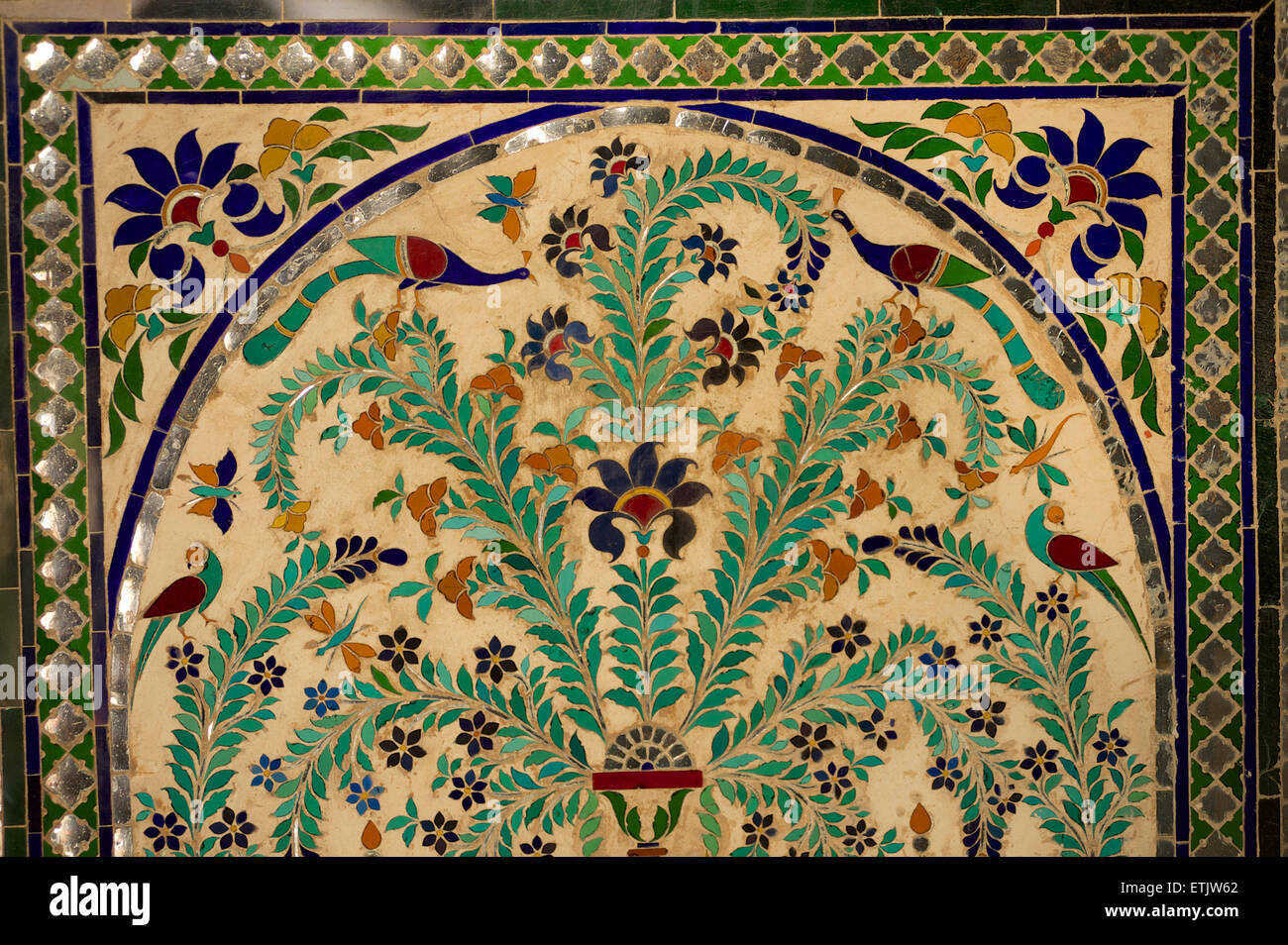 Ornamentación en piedra de mosaico. Pavos reales y motivos florales. Palacio de la ciudad, Udaipur, Rajasthan, India Foto de stock